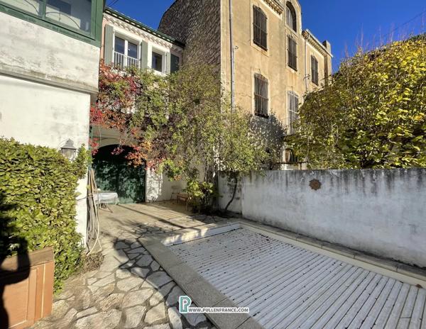 Jolie maison au bord du canal avec jardin et piscine dans un village animé près de Narbonne