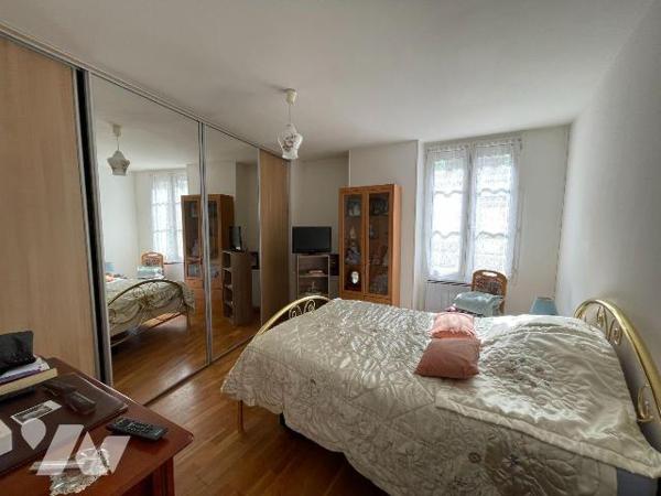 Maison à vendre en plein centre-ville de Nogent-le-Rotrou (28400) en Eure-et-Loir (28)

Situé...