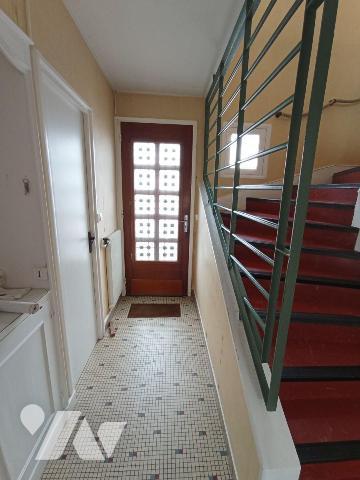 Centre-ville de Condé sur Noireau, une maison de 5 pièces principales d'environ 96.5m² comprena...