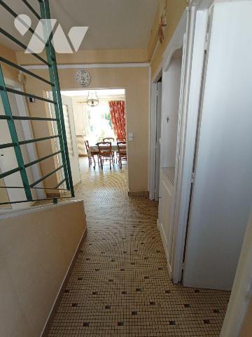 Centre-ville de Condé sur Noireau, une maison de 5 pièces principales d'environ 96.5m² comprena...
