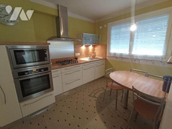 Centre-ville de Condé sur Noireau, une maison de 5 pièces principales d'environ 96.5m² comprena...