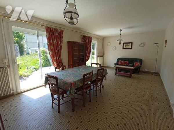 Centre-ville de Condé sur Noireau, une maison de 5 pièces principales d'environ 96.5m² comprena...