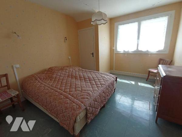 Centre-ville de Condé sur Noireau, une maison de 5 pièces principales d'environ 96.5m² comprena...