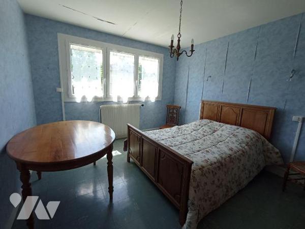 Centre-ville de Condé sur Noireau, une maison de 5 pièces principales d'environ 96.5m² comprena...