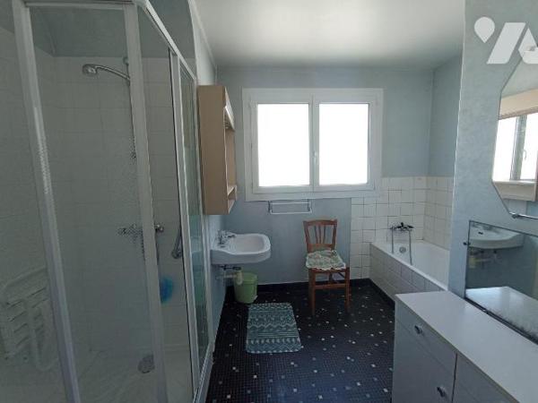 Centre-ville de Condé sur Noireau, une maison de 5 pièces principales d'environ 96.5m² comprena...