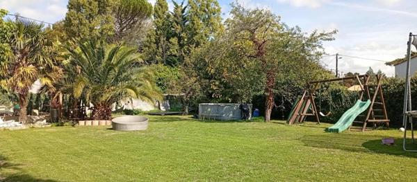 Coup de cœur assuré à Vouillé – Maison de charme d environ 150 m² avec grand terrain arboré