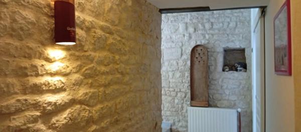 Coup de cœur assuré à Vouillé – Maison de charme d environ 150 m² avec grand terrain arboré