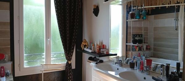 Coup de cœur assuré à Vouillé – Maison de charme d environ 150 m² avec grand terrain arboré