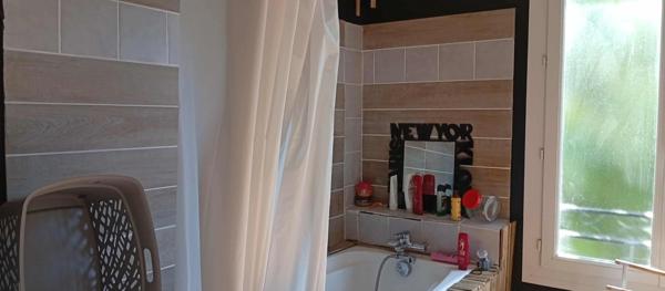 Coup de cœur assuré à Vouillé – Maison de charme d environ 150 m² avec grand terrain arboré