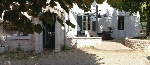 Coup de cœur assuré à Vouillé – Maison de charme d environ 150 m² avec grand terrain arboré