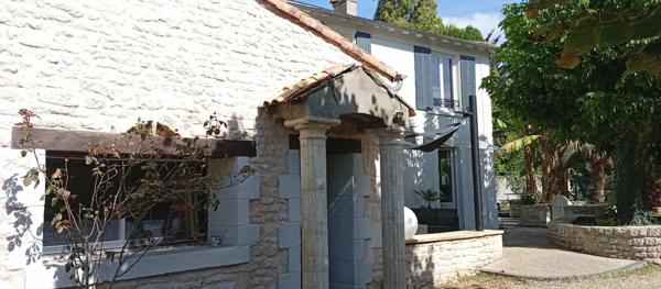 Coup de cœur assuré à Vouillé – Maison de charme d environ 150 m² avec grand terrain arboré