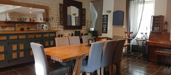 Coup de cœur assuré à Vouillé – Maison de charme d environ 150 m² avec grand terrain arboré