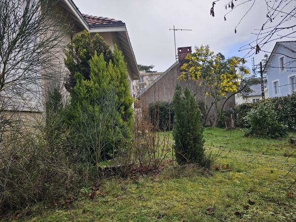 Nantes La Perverie, maison avec un garage et jardin.