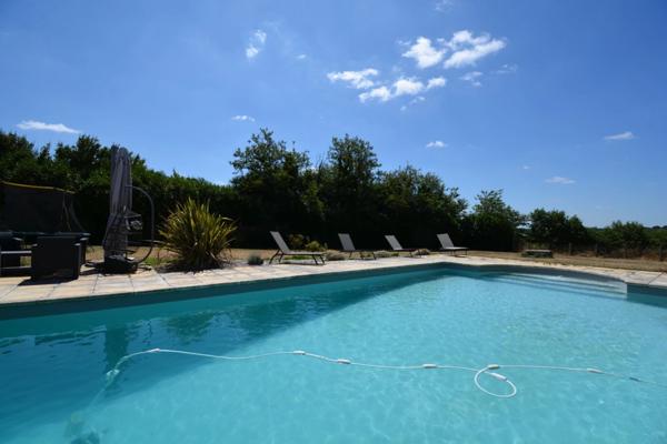 Maison à vendre jardin, piscine, garage, 4 chambres, proche de LA ROCHEFOUCAULD EN ANGOUMOIS (16)
