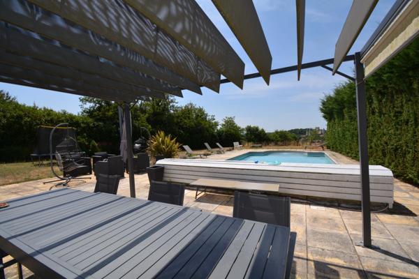 Maison à vendre jardin, piscine, garage, 4 chambres, proche de LA ROCHEFOUCAULD EN ANGOUMOIS (16)