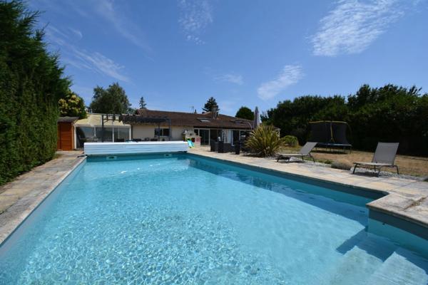 Maison à vendre jardin, piscine, garage, 4 chambres, proche de LA ROCHEFOUCAULD EN ANGOUMOIS (16)