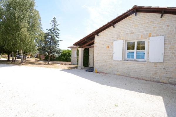 Maison à vendre jardin, piscine, garage, 4 chambres, proche de LA ROCHEFOUCAULD EN ANGOUMOIS (16)