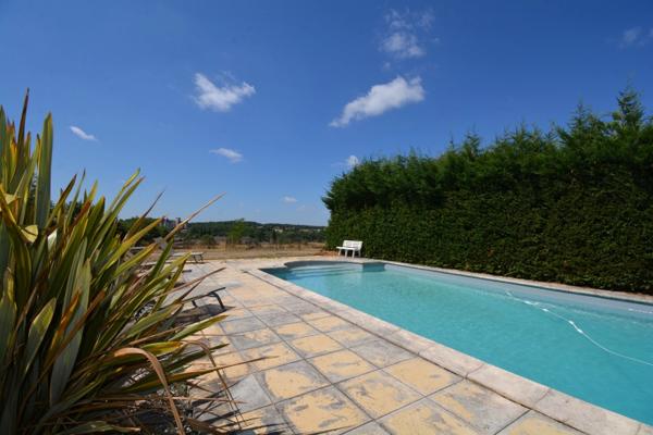 Maison à vendre jardin, piscine, garage, 4 chambres, proche de LA ROCHEFOUCAULD EN ANGOUMOIS (16)