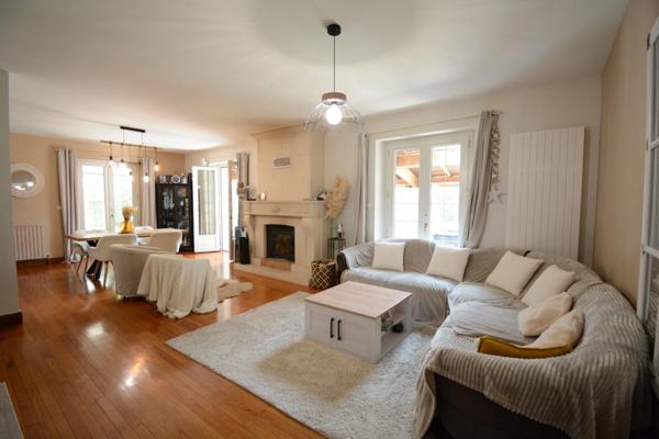 Maison à vendre jardin, piscine, garage, 4 chambres, proche de LA ROCHEFOUCAULD EN ANGOUMOIS (16)