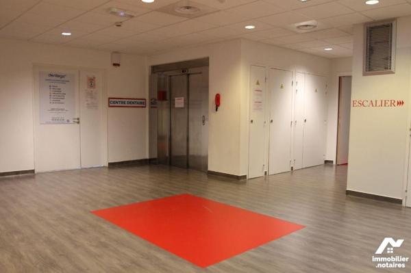 En face de l'hôpital, au Médic Center, local professionnel de 60 m², comprenant entrée, salle d...