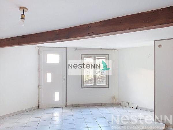 Maison à rénover au centre du Gua avec un grand garage et au calme.