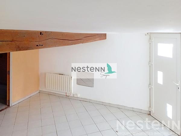 Maison à rénover au centre du Gua avec un grand garage et au calme.