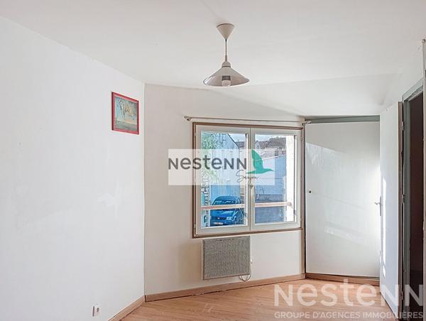 Maison à rénover au centre du Gua avec un grand garage et au calme.