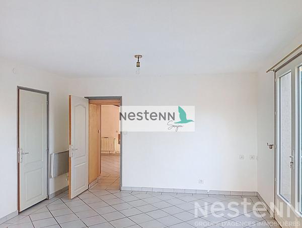 Maison à rénover au centre du Gua avec un grand garage et au calme.