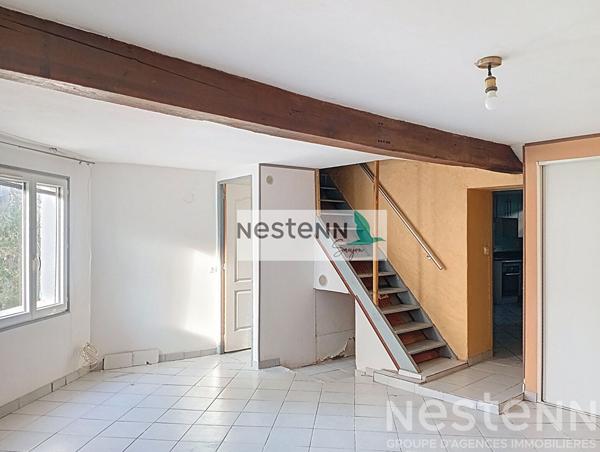 Maison à rénover au centre du Gua avec un grand garage et au calme.