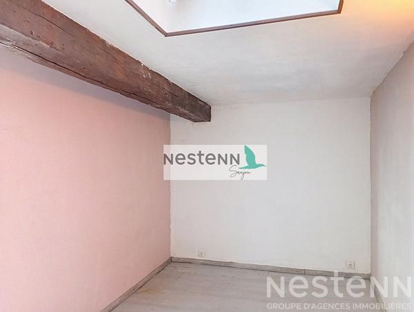 Maison à rénover au centre du Gua avec un grand garage et au calme.