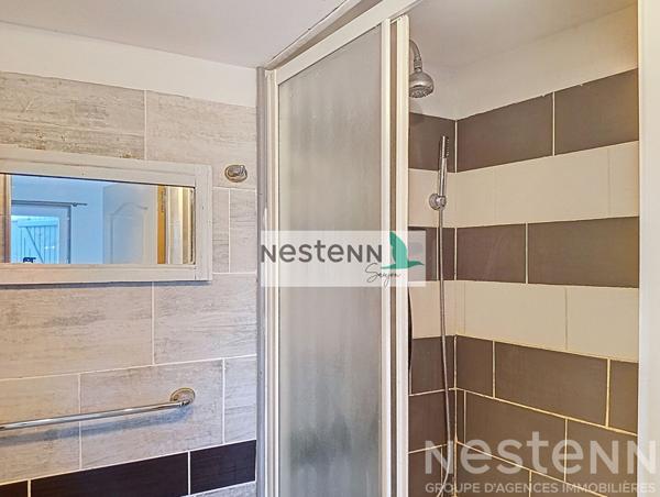 Maison à rénover au centre du Gua avec un grand garage et au calme.