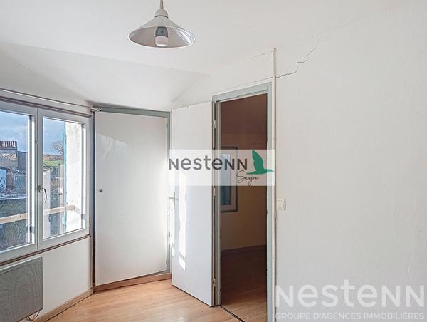 Maison à rénover au centre du Gua avec un grand garage et au calme.