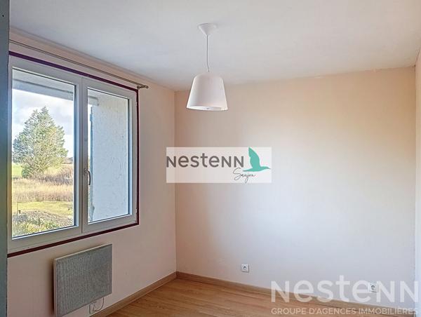 Maison à rénover au centre du Gua avec un grand garage et au calme.