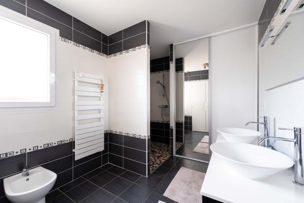 Spacieuse villa contemporaine avec piscine – Le Gua