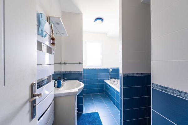 Spacieuse villa contemporaine avec piscine – Le Gua