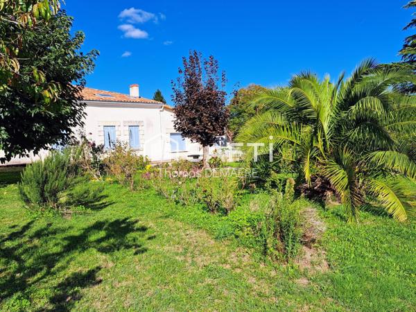 Belle maison en pierre aux portes de la ville