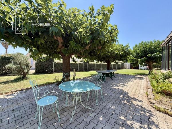 Maison de plain-pied sur grand terrain avec piscine et garages