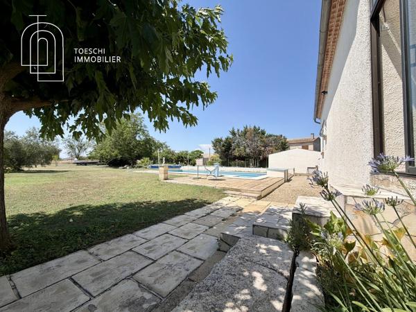Maison de plain-pied sur grand terrain avec piscine et garages