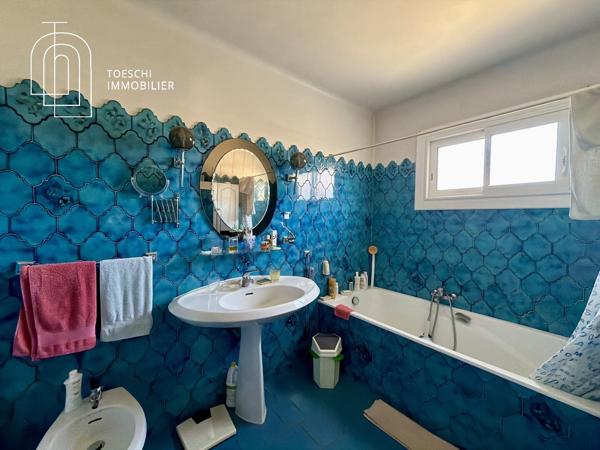 Maison de plain-pied sur grand terrain avec piscine et garages