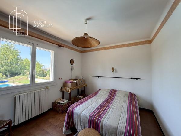 Maison de plain-pied sur grand terrain avec piscine et garages