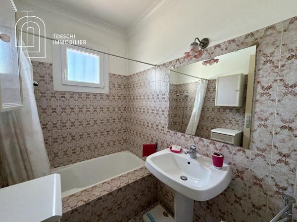 Maison de plain-pied sur grand terrain avec piscine et garages