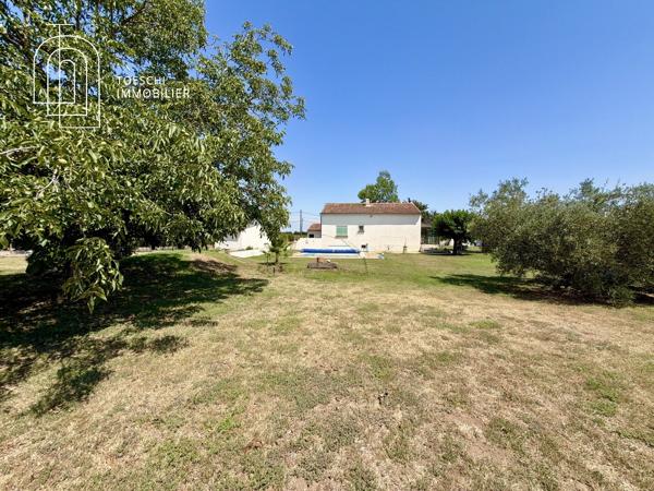 Maison de plain-pied sur grand terrain avec piscine et garages