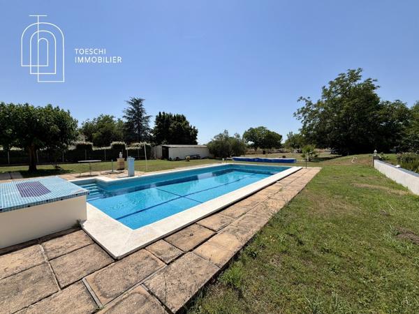 Maison de plain-pied sur grand terrain avec piscine et garages