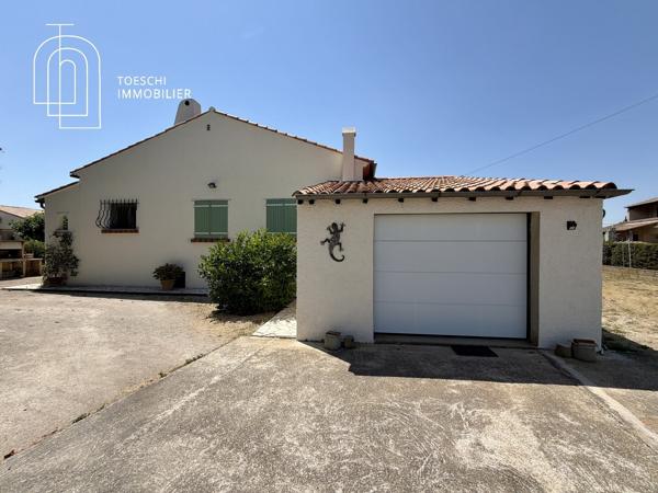 Maison de plain-pied sur grand terrain avec piscine et garages