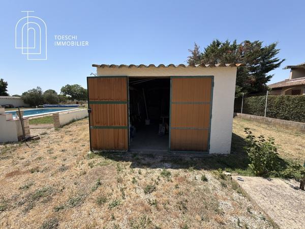 Maison de plain-pied sur grand terrain avec piscine et garages