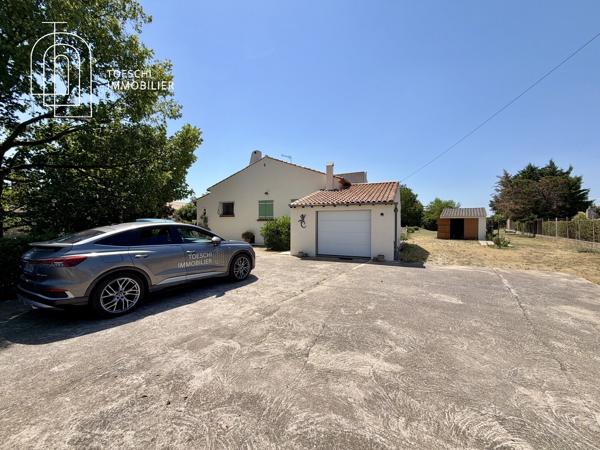 Maison de plain-pied sur grand terrain avec piscine et garages