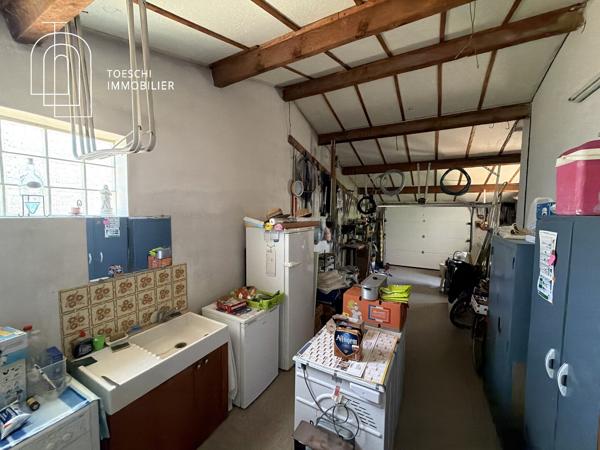 Maison de plain-pied sur grand terrain avec piscine et garages