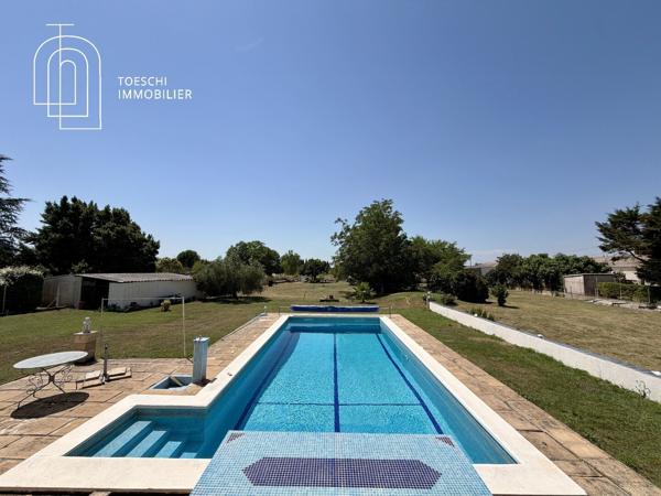 Maison de plain-pied sur grand terrain avec piscine et garages