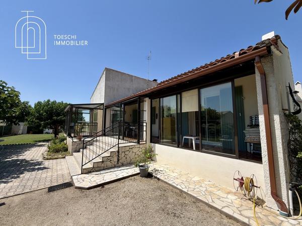 Maison de plain-pied sur grand terrain avec piscine et garages