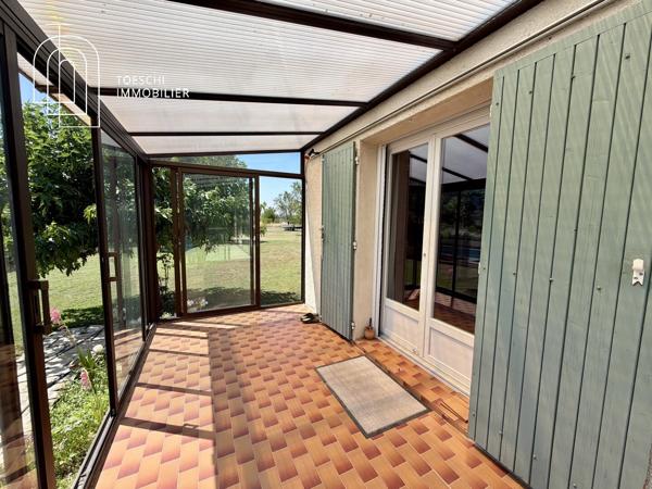 Maison de plain-pied sur grand terrain avec piscine et garages